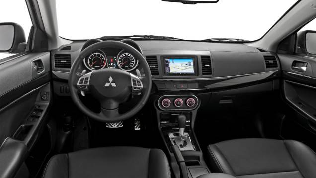 Bancos de couro e sistema multimídia com tela touch vêm na versão GT | <a href="https://quatrorodas.abril.com.br/carros/lancamentos/mitsubishi-lancer-644557.shtml" rel="migration">Leia mais</a> Bancos de couro e sistema multimídia com tela touch vêm na versão GT | <a href="https://quatrorodas.abril.com.br/carros/lancamentos/mitsubishi-lancer-644557.shtml" rel="migration">Leia mais</a>