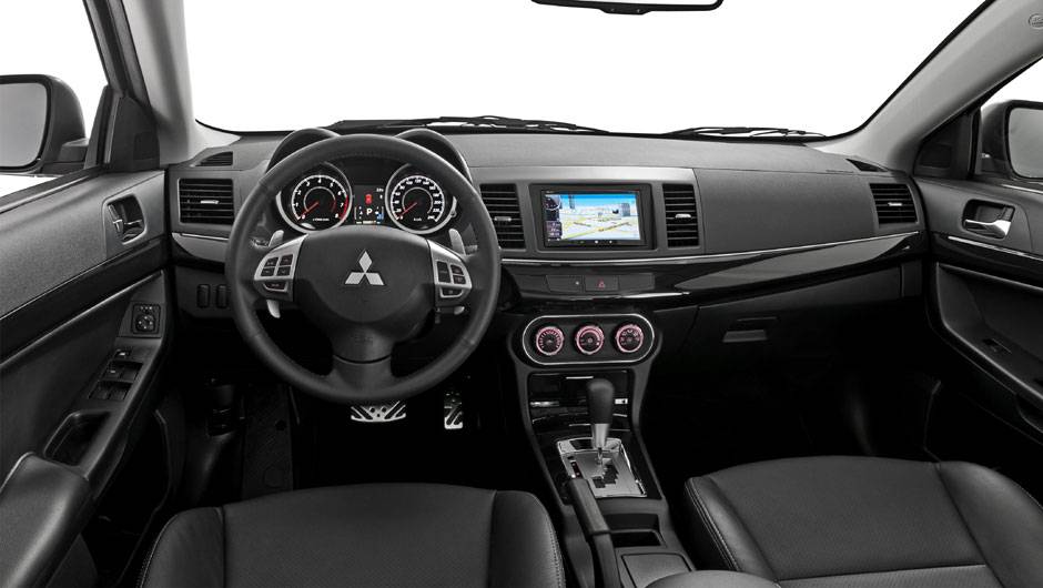 Bancos de couro e sistema multim&iacute;dia com tela touch v&ecirc;m na vers&atilde;o GT | <a href="https://quatrorodas.abril.com.br/carros/lancamentos/mitsubishi-lancer-644557.shtml" rel="migration">Leia mais</a>