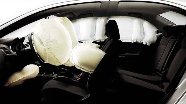 Modelo conta com nove airbags | <a href="https://quatrorodas.abril.com.br/carros/lancamentos/mitsubishi-lancer-644557.shtml" rel="migration">Leia mais</a>