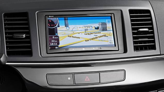 GPS está integrado ao sistema multimídia | <a href="https://quatrorodas.abril.com.br/carros/lancamentos/mitsubishi-lancer-644557.shtml" rel="migration">Leia mais</a>