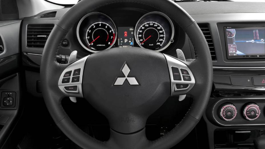 Volante tem comandos do rádio e do piloto automático | <a href="https://quatrorodas.abril.com.br/carros/lancamentos/mitsubishi-lancer-644557.shtml" rel="migration">Leia mais</a>