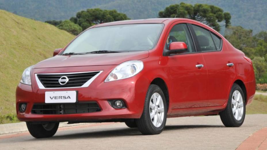 Com design controverso, o Versa aposta na relação custo/benefício | <a href="https://quatrorodas.abril.com.br/carros/lancamentos/nissan-versa-644769.shtml" rel="migration">Leia mais</a>