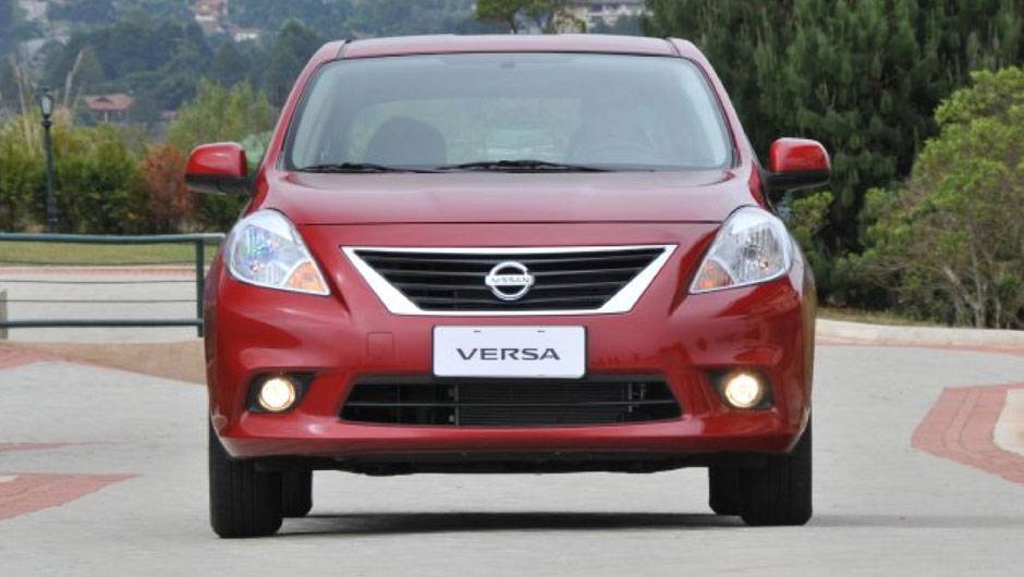 Na frente, tra&ccedil;os arredondados e retos se misturam. | <a href="https://quatrorodas.abril.com.br/carros/lancamentos/nissan-versa-644769.shtml" rel="migration">Leia mais</a>