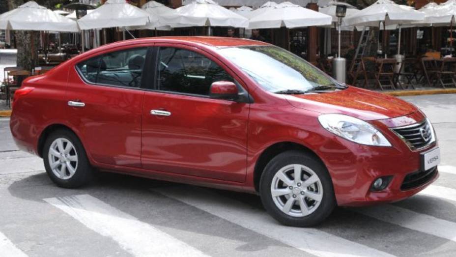 A boa distância entre-eixos garante espaço interno de sedã médio | <a href="https://quatrorodas.abril.com.br/carros/lancamentos/nissan-versa-644769.shtml" rel="migration">Leia mais</a>