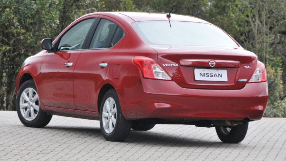 O desenho da traseira promete dividir opini&otilde;es | <a href="https://quatrorodas.abril.com.br/carros/lancamentos/nissan-versa-644769.shtml" rel="migration">Leia mais</a>