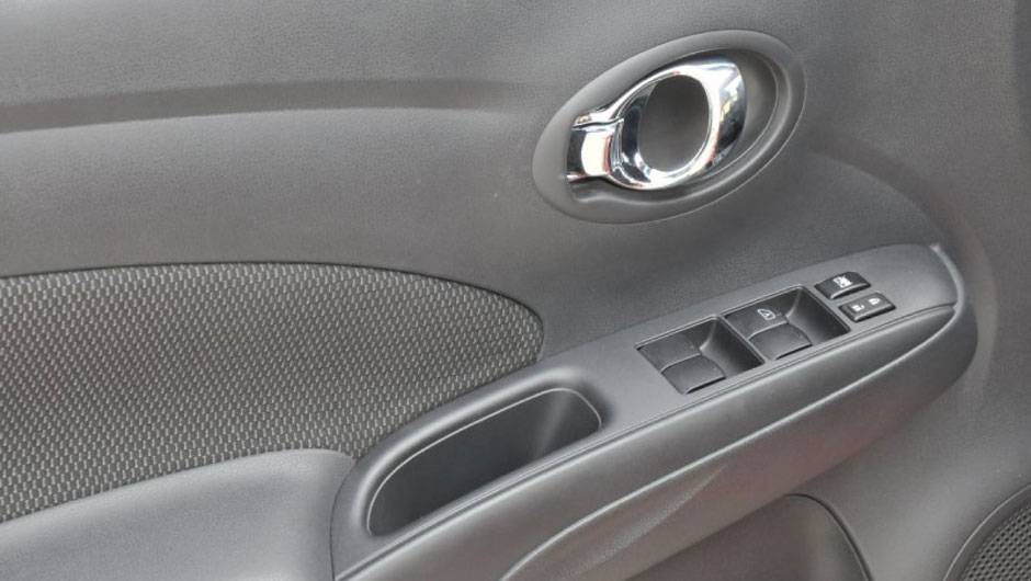 Acabamento interno &eacute; simples, mas sem rebarbas | <a href="https://quatrorodas.abril.com.br/carros/lancamentos/nissan-versa-644769.shtml" rel="migration">Leia mais</a>