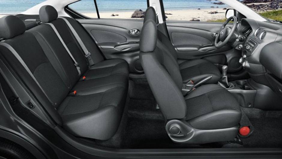 Quem viaja atr&aacute;s tem muito espa&ccedil;o para as pernas | <a href="https://quatrorodas.abril.com.br/carros/lancamentos/nissan-versa-644769.shtml" rel="migration">Leia mais</a>