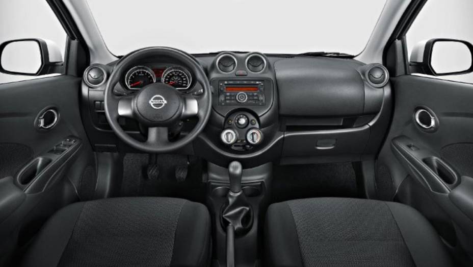 Interior tem visual simples, mas funcional | <a href="https://quatrorodas.abril.com.br/carros/lancamentos/nissan-versa-644769.shtml" rel="migration">Leia mais</a>