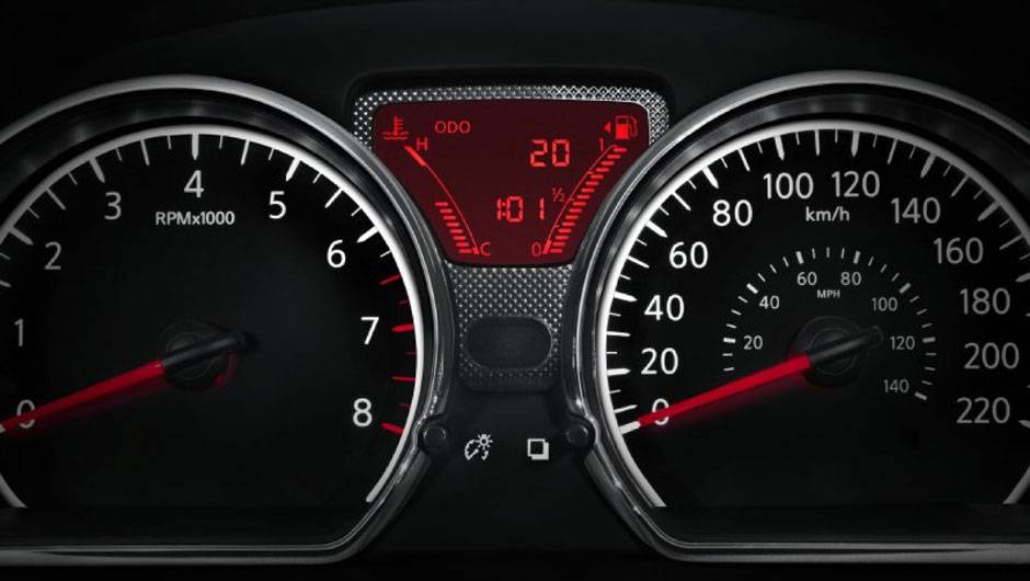 O painel oferece f&aacute;cil leitura | <a href="https://quatrorodas.abril.com.br/carros/lancamentos/nissan-versa-644769.shtml" rel="migration">Leia mais</a>