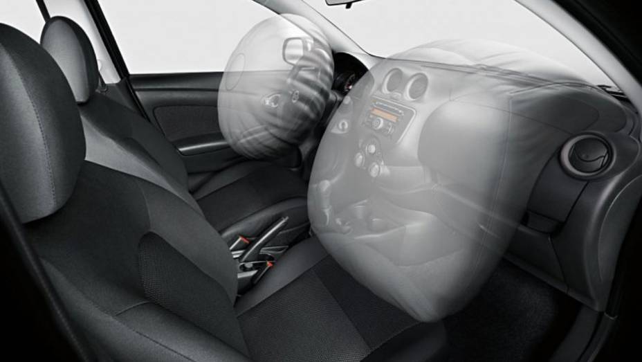 Airbag duplo é de série desde a versão básica | <a href="https://quatrorodas.abril.com.br/carros/lancamentos/nissan-versa-644769.shtml" rel="migration">Leia mais</a>