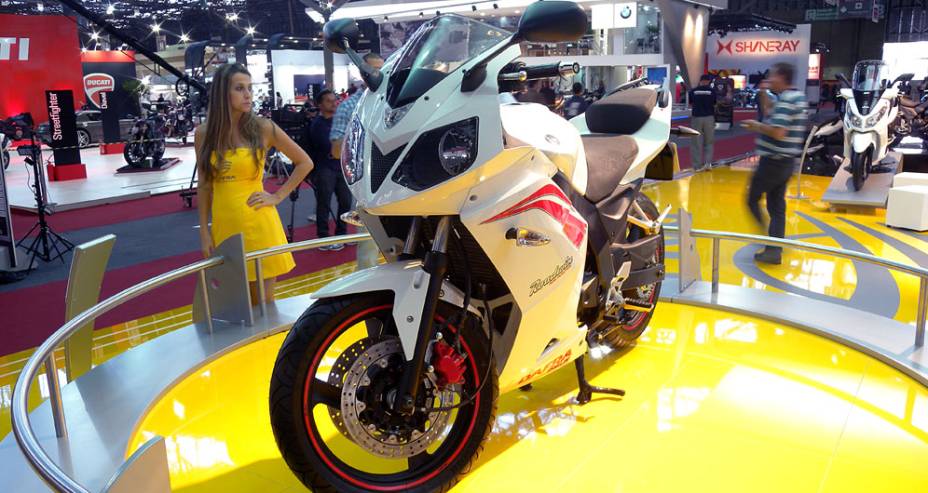 Modelo começa a ser vendido em fevereiro de 2012 | <a href="https://quatrorodas.abril.com.br/moto/noticias/dafra-mostra-daelim-roadwin-250r-642149.shtml" rel="migration">Leia mais</a>