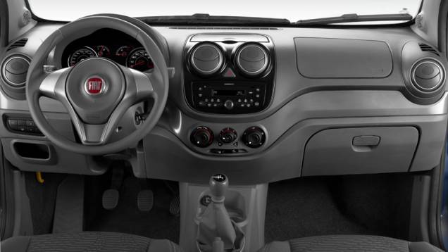 Console em preto identifica versão de entrada. <a href="https://quatrorodas.abril.com.br/carros/lancamentos/novo-fiat-palio-645462.shtml" rel="migration">Leia mais</a>