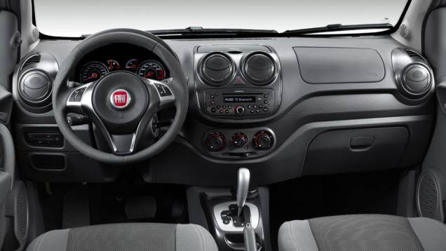 Versão conta com detalhes em cinza no console e pode ter câmbio Dualogic. <a href="https://quatrorodas.abril.com.br/carros/lancamentos/novo-fiat-palio-645462.shtml" rel="migration">Leia mais</a>