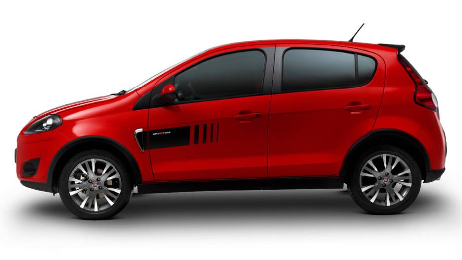 Saias laterais fazem parte do kit aerodinâmico... <a href="https://quatrorodas.abril.com.br/carros/lancamentos/novo-fiat-palio-645462.shtml" rel="migration">Leia mais</a>