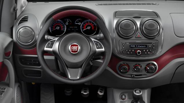 Friso vermelho no console identifica a versão. <a href="https://quatrorodas.abril.com.br/carros/lancamentos/novo-fiat-palio-645462.shtml" rel="migration">Leia mais</a>