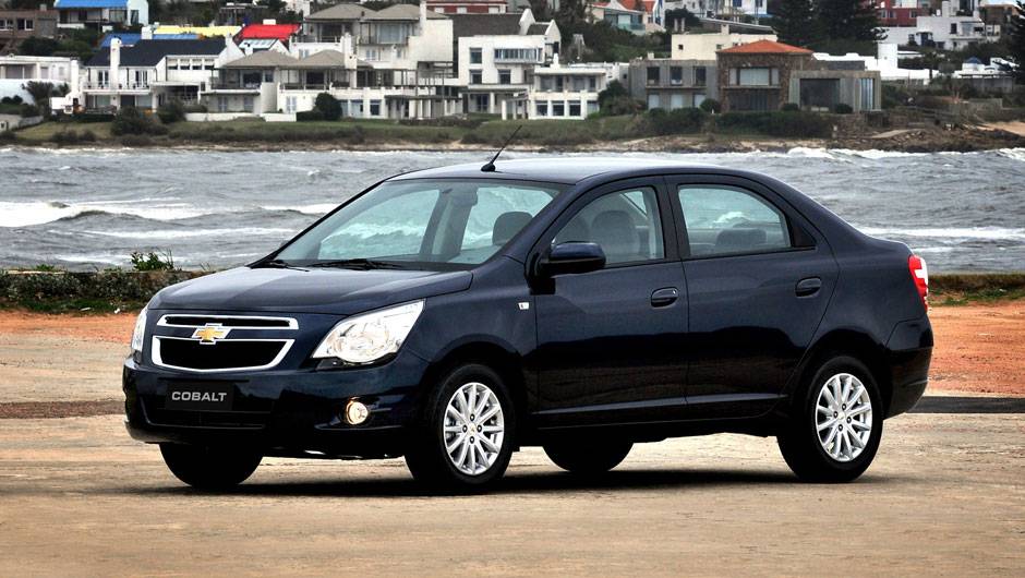 O desenho da frente segue a tend&ecirc;ncia de estilo mundial da Chevrolet. <a href="https://quatrorodas.abril.com.br/carros/lancamentos/chevrolet-cobalt-645517.shtml" rel="migration">Leia mais</a>