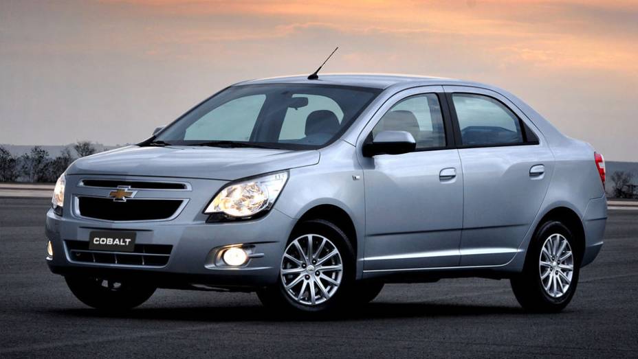 Faróis grandes e grade cortada por uma barra horizontal: o Cobalt tem o DNA Chevrolet. <a href="https://quatrorodas.abril.com.br/carros/lancamentos/chevrolet-cobalt-645517.shtml" rel="migration">Leia mais</a>