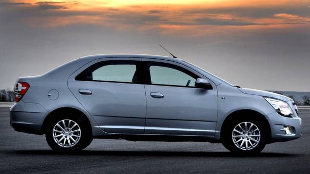 Lateral tem linha de cintura alta e janelas pequenas <a href="https://quatrorodas.abril.com.br/carros/lancamentos/chevrolet-cobalt-645517.shtml" rel="migration">Leia mais</a> Lateral tem linha de cintura alta e janelas pequenas <a href="https://quatrorodas.abril.com.br/carros/lancamentos/chevrolet-cobalt-645517.shtml" rel="migration">Leia mais</a>