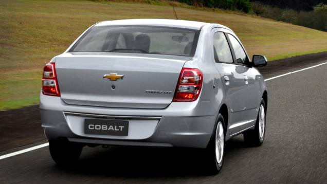 O desenho da tampa traseira lembra a do Vectra <a href="https://quatrorodas.abril.com.br/carros/lancamentos/chevrolet-cobalt-645517.shtml" rel="migration">Leia mais</a> O desenho da tampa traseira lembra a do Vectra <a href="https://quatrorodas.abril.com.br/carros/lancamentos/chevrolet-cobalt-645517.shtml" rel="migration">Leia mais</a>
