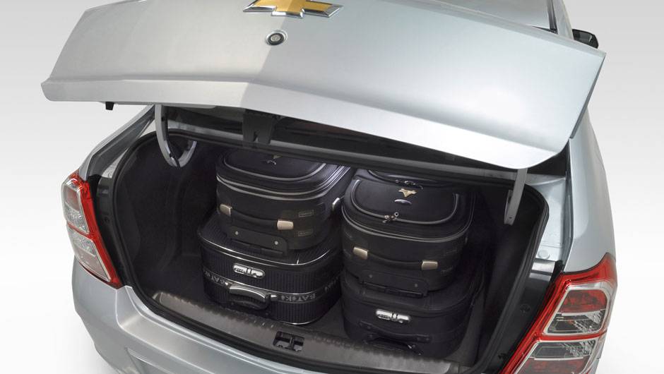 O forte do Cobalt &eacute; o espa&ccedil;o: o porta-malas leva mais de 500 litros <a href="https://quatrorodas.abril.com.br/carros/lancamentos/chevrolet-cobalt-645517.shtml" rel="migration">Leia mais</a>