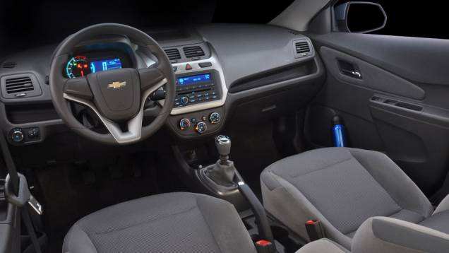 Se por fora o Cobalt lembra o Agile, por dentro ele tem personalidade própria e bom acabamento <a href="https://quatrorodas.abril.com.br/carros/lancamentos/chevrolet-cobalt-645517.shtml" rel="migration">Leia mais</a>