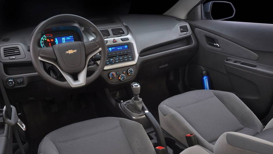 Se por fora o Cobalt lembra o Agile, por dentro ele tem personalidade pr&oacute;pria e bom acabamento <a href="https://quatrorodas.abril.com.br/carros/lancamentos/chevrolet-cobalt-645517.shtml" rel="migration">Leia mais</a>