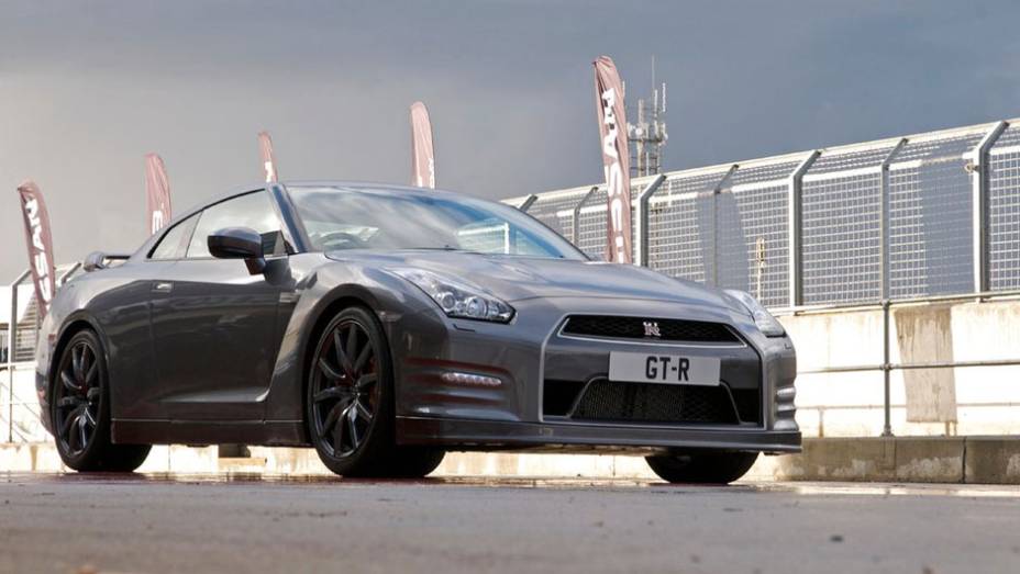 Potência passou de 530 cv para 550 cv | <a href="http://quatrorodas.abril.com.br/noticias/nissan-faz-melhorias-gt-r-306767_p.shtml" rel="migration">Leia mais</a>