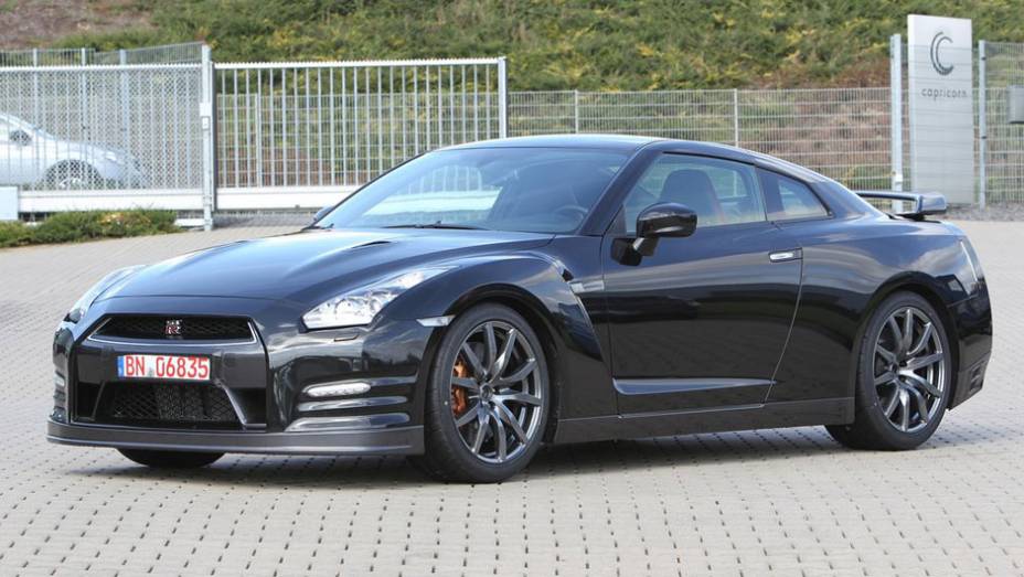 Outra novidade é o ajuste de suspensão assimétrica para veículos com volante no lado direito | <a href="http://quatrorodas.abril.com.br/noticias/nissan-faz-melhorias-gt-r-306767_p.shtml" rel="migration">Leia mais</a>