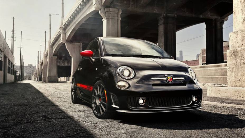 Modelo foi apresentado no Salão de Los Angeles | <a href="https://quatrorodas.abril.com.br/reportagens/salao/fiat-500-abarth-646523.shtml" rel="migration">Leia mais</a>