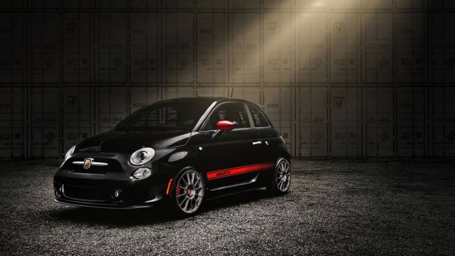 Modelo possui detalhes laterais em preto, branco ou vermelho | <a href="https://quatrorodas.abril.com.br/reportagens/salao/fiat-500-abarth-646523.shtml" rel="migration">Leia mais</a>