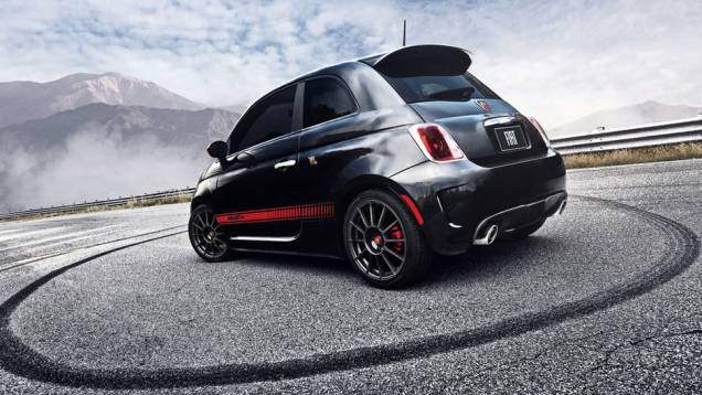 Sua versão de entrada conta com motor aspirado, 1.4 MultiAir | <a href="https://quatrorodas.abril.com.br/reportagens/salao/fiat-500-abarth-646523.shtml" rel="migration">Leia mais</a>