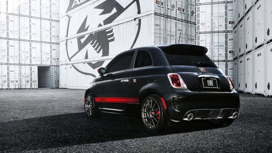 Opção turbo conta com melhorias e suspensão revisada | <a href="https://quatrorodas.abril.com.br/reportagens/salao/fiat-500-abarth-646523.shtml" rel="migration">Leia mais</a>