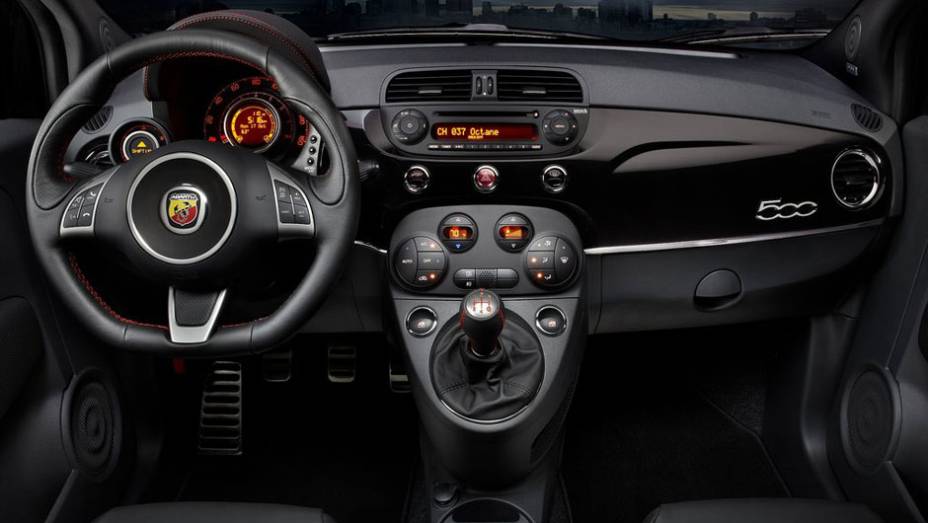 Internamente, Abarth conta com sistema de Bluetooth e navegação | <a href="https://quatrorodas.abril.com.br/reportagens/salao/fiat-500-abarth-646523.shtml" rel="migration">Leia mais</a>