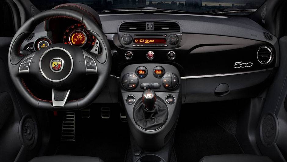 Internamente, Abarth conta com sistema de Bluetooth e navega&ccedil;&atilde;o | <a href="https://quatrorodas.abril.com.br/reportagens/salao/fiat-500-abarth-646523.shtml" rel="migration">Leia mais</a>