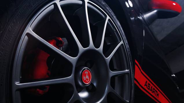 Detalhes das pinças em vermelho, opcionais | <a href="https://quatrorodas.abril.com.br/reportagens/salao/fiat-500-abarth-646523.shtml" rel="migration">Leia mais</a>