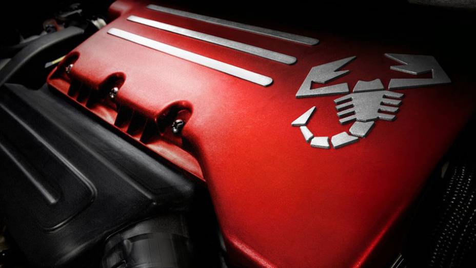 Logotipo do Abarth estampado no motor | <a href="https://quatrorodas.abril.com.br/reportagens/salao/fiat-500-abarth-646523.shtml" rel="migration">Leia mais</a>