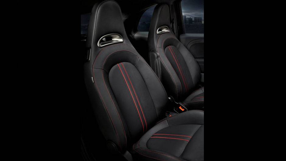 Bancos em couro d&atilde;o mais conforto ao carrinho | <a href="https://quatrorodas.abril.com.br/reportagens/salao/fiat-500-abarth-646523.shtml" rel="migration">Leia mais</a>