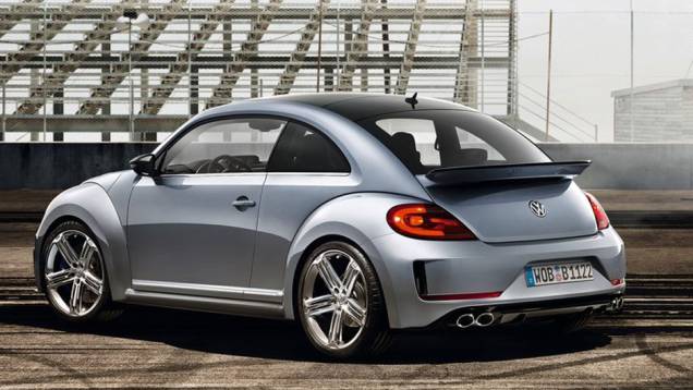 Modelo é equipado com motor turbocharged 2.0 TSI quatro cilindros | <a href="https://quatrorodas.abril.com.br/reportagens/salao/volkswagen-beetle-r-646644.shtml" rel="migration">Leia mais</a>