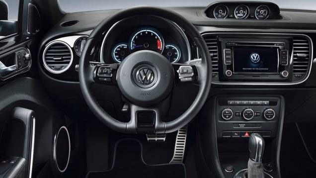 Cores contrastantes tornam o painel mais interessante | <a href="https://quatrorodas.abril.com.br/reportagens/salao/volkswagen-beetle-r-646644.shtml" rel="migration">Leia mais</a> Cores contrastantes tornam o painel mais interessante | <a href="https://quatrorodas.abril.com.br/reportagens/salao/volkswagen-beetle-r-646644.shtml" rel="migration">Leia mais</a>
