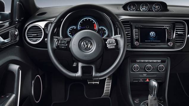 Cores contrastantes tornam o painel mais interessante | <a href="https://quatrorodas.abril.com.br/reportagens/salao/volkswagen-beetle-r-646644.shtml" rel="migration">Leia mais</a>