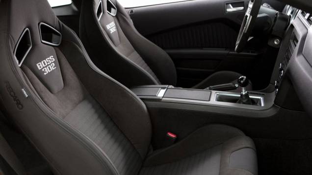 Bancos de couro Recaro são itens de série Bancos de couro Recaro são itens de série