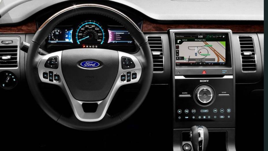 Modelo conta com o sistema MyFord Touch | <a href="https://quatrorodas.abril.com.br/reportagens/salao/ford-flex-646707.shtml" rel="migration">Leia mais</a>