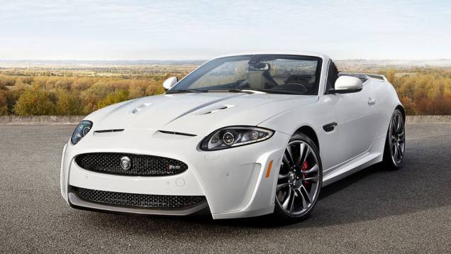 Modelo é o GT conversível mais potente já fabricado pela Jaguar | <a href="https://quatrorodas.abril.com.br/reportagens/salao/jaguar-xkr-s-cabriolet-646515.shtml" rel="migration">Leia mais</a>