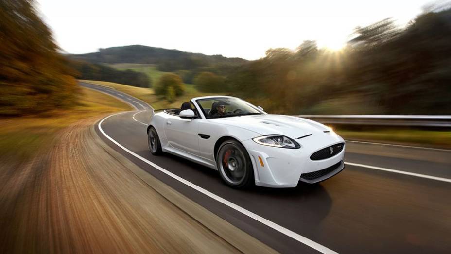 Modelo se junta ao XKR-S cupê no topo da gama XK | <a href="https://quatrorodas.abril.com.br/reportagens/salao/jaguar-xkr-s-cabriolet-646515.shtml" rel="migration">Leia mais</a>