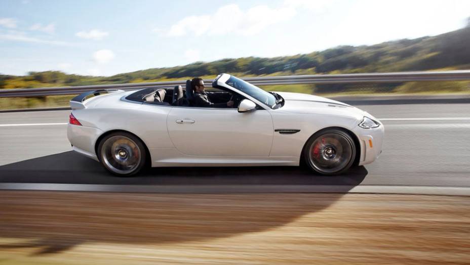 XKR-S acelera de 0 a 100 km/h em apenas 4.2 segundos | <a href="https://quatrorodas.abril.com.br/reportagens/salao/jaguar-xkr-s-cabriolet-646515.shtml" rel="migration">Leia mais</a>