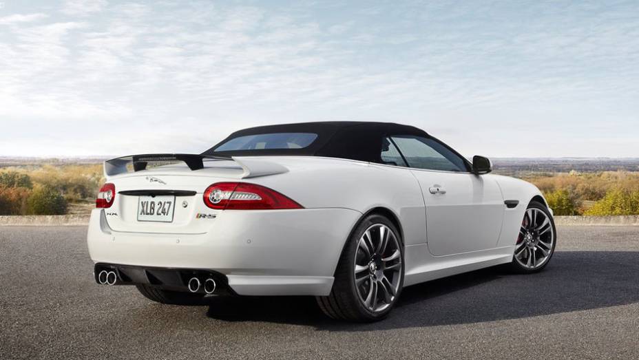 Traseira proeminente também é destaque no modelo | <a href="https://quatrorodas.abril.com.br/reportagens/salao/jaguar-xkr-s-cabriolet-646515.shtml" rel="migration">Leia mais</a>