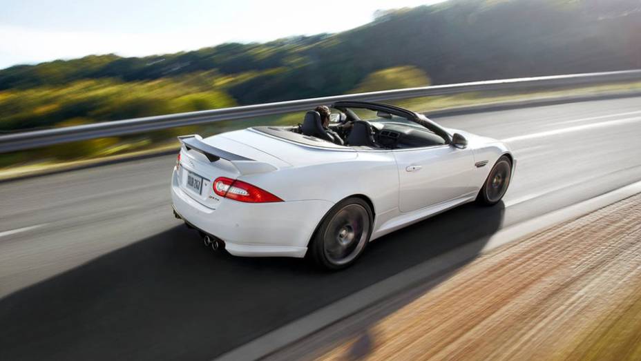 Conversível usa motor 5.0 V8 | <a href="https://quatrorodas.abril.com.br/reportagens/salao/jaguar-xkr-s-cabriolet-646515.shtml" rel="migration">Leia mais</a>