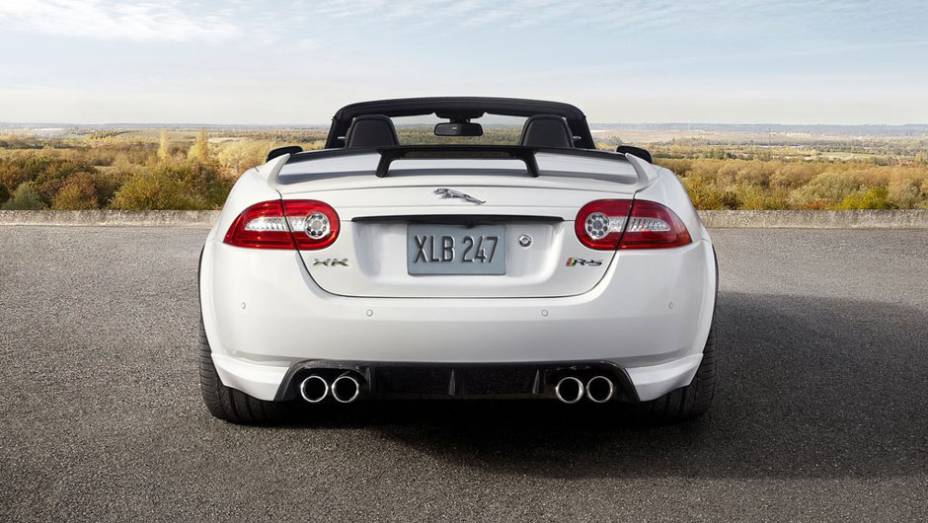 Potência desenvolvida pelo propulsor é de 524 cv | <a href="https://quatrorodas.abril.com.br/reportagens/salao/jaguar-xkr-s-cabriolet-646515.shtml" rel="migration">Leia mais</a>