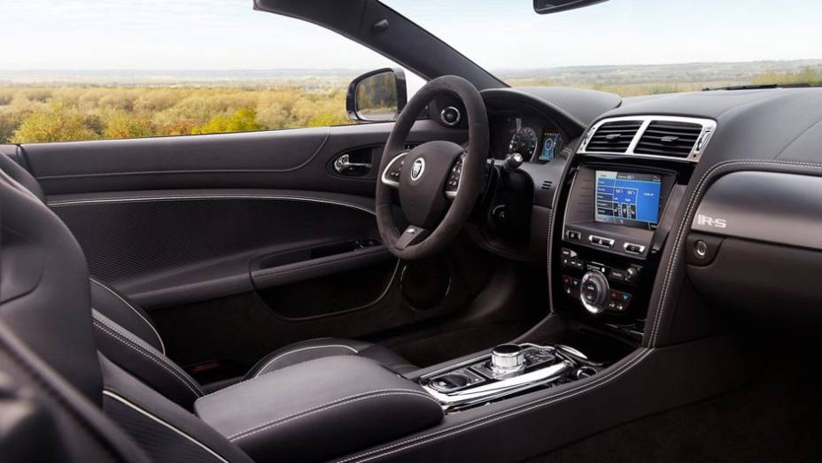 Interior conta com detalhes em fibra de carbono | <a href="https://quatrorodas.abril.com.br/reportagens/salao/jaguar-xkr-s-cabriolet-646515.shtml" rel="migration">Leia mais</a>