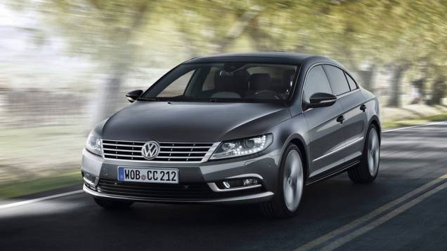 Sedã ganhou nova identidade visual da marca | <a href="https://quatrorodas.abril.com.br/reportagens/salao/volkswagen-passat-cc-646509.shtml" rel="migration">Leia mais</a> Sedã ganhou nova identidade visual da marca | <a href="https://quatrorodas.abril.com.br/reportagens/salao/volkswagen-passat-cc-646509.shtml" rel="migration">Leia mais</a>